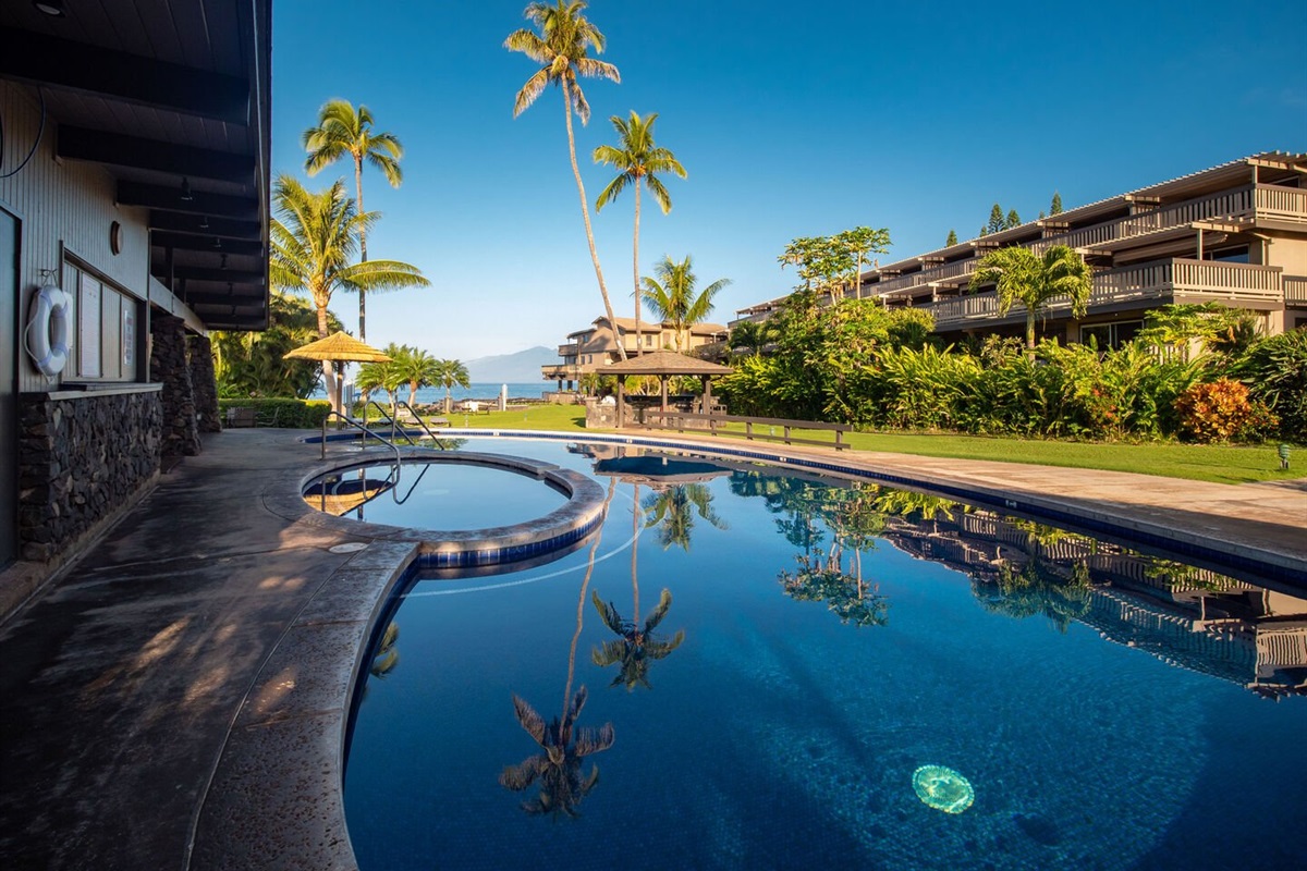 Kahana Sunset Pool. Kahana Sunset DOES NOT have a Hot tub.