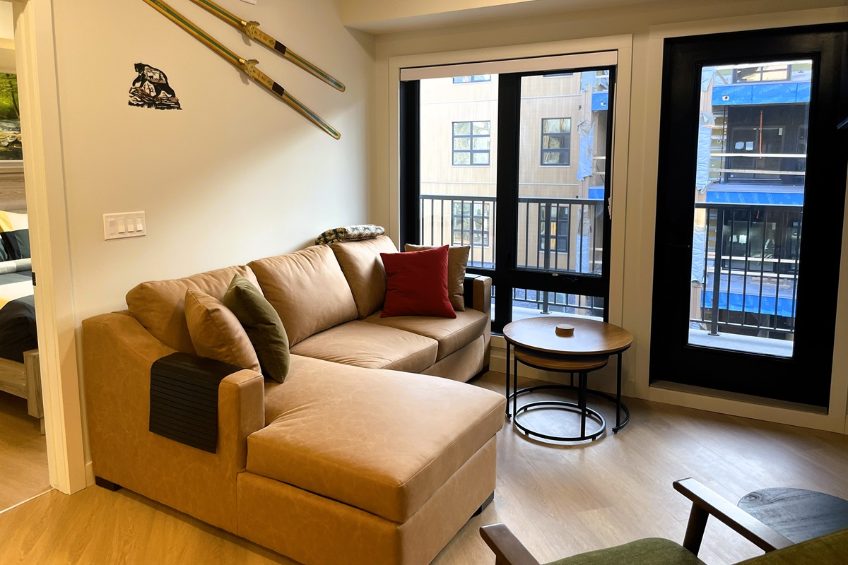 After a busy day in the mountains, relax in the living room with a book in front of the gas fireplace. Alternatively you can head to the fitness centre, heated outdoor pool and hot tub.