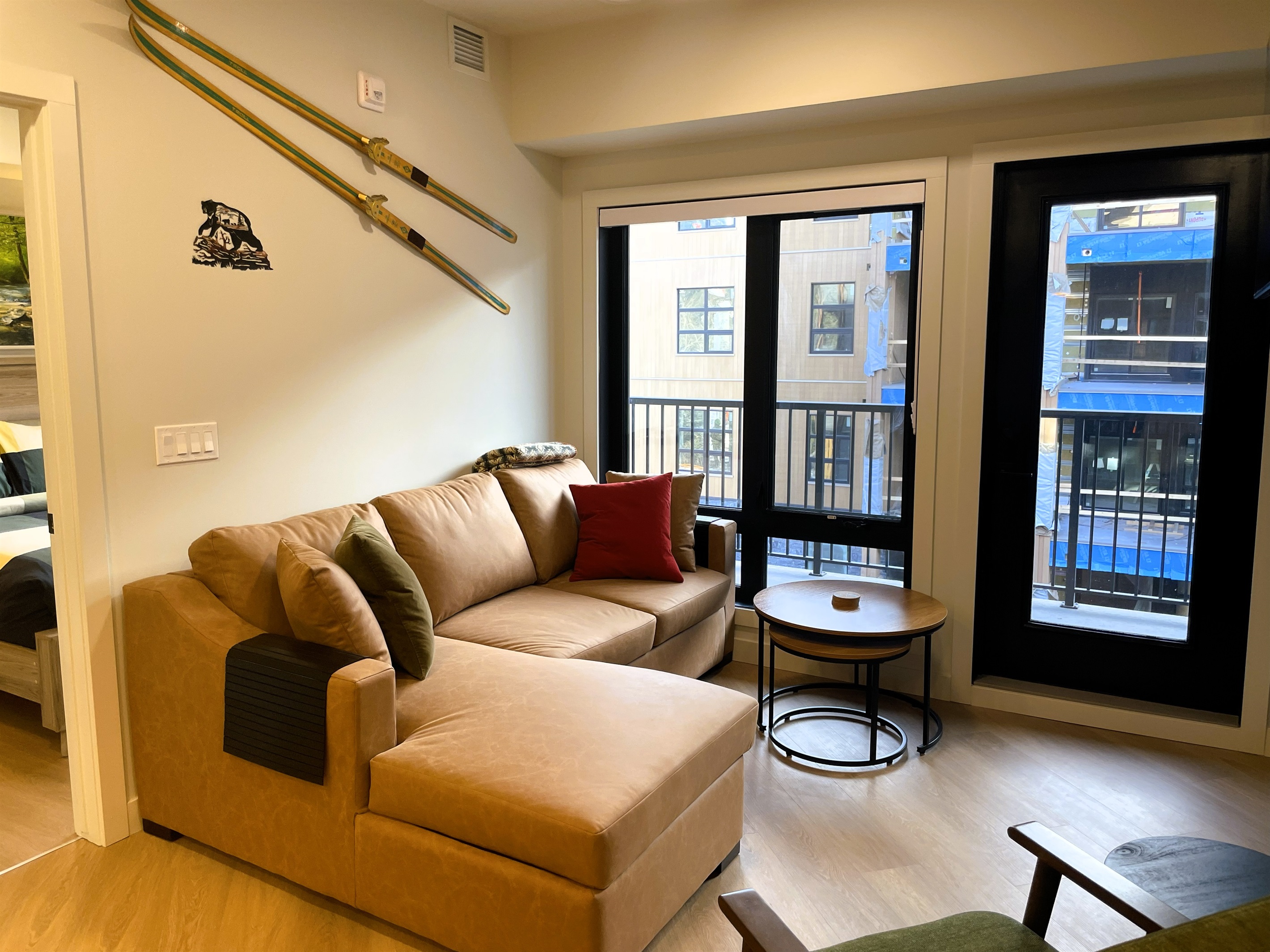 After a busy day in the mountains, relax in the living room with a book in front of the gas fireplace. Alternatively you can head to the fitness centre, heated outdoor pool and hot tub.