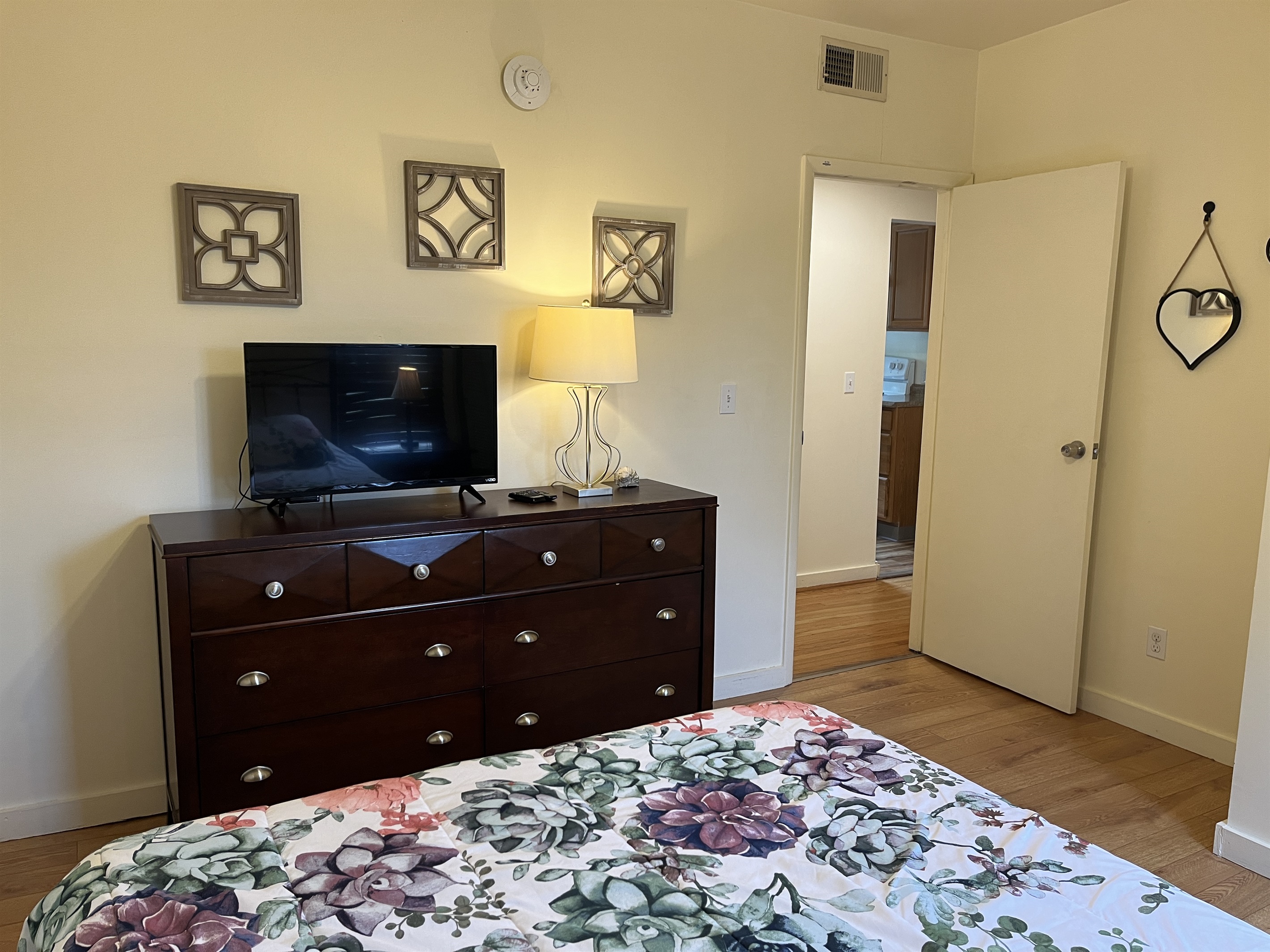 Queen bedroom 3