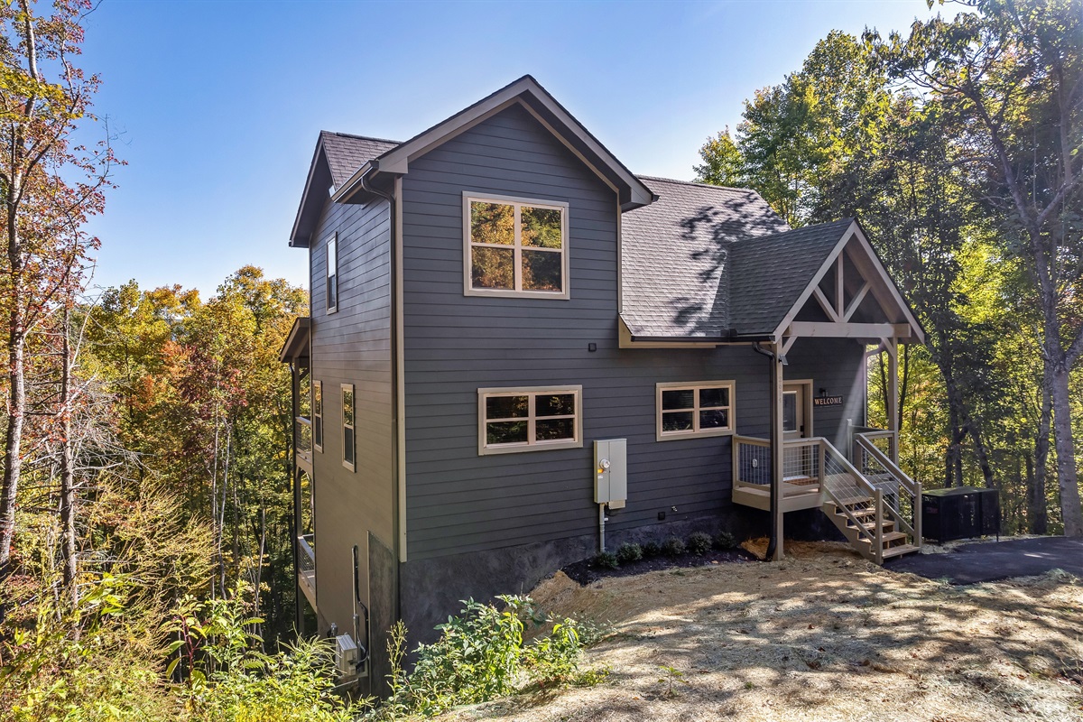 A serene cabin setting with convenient entry and wooded surroundings.