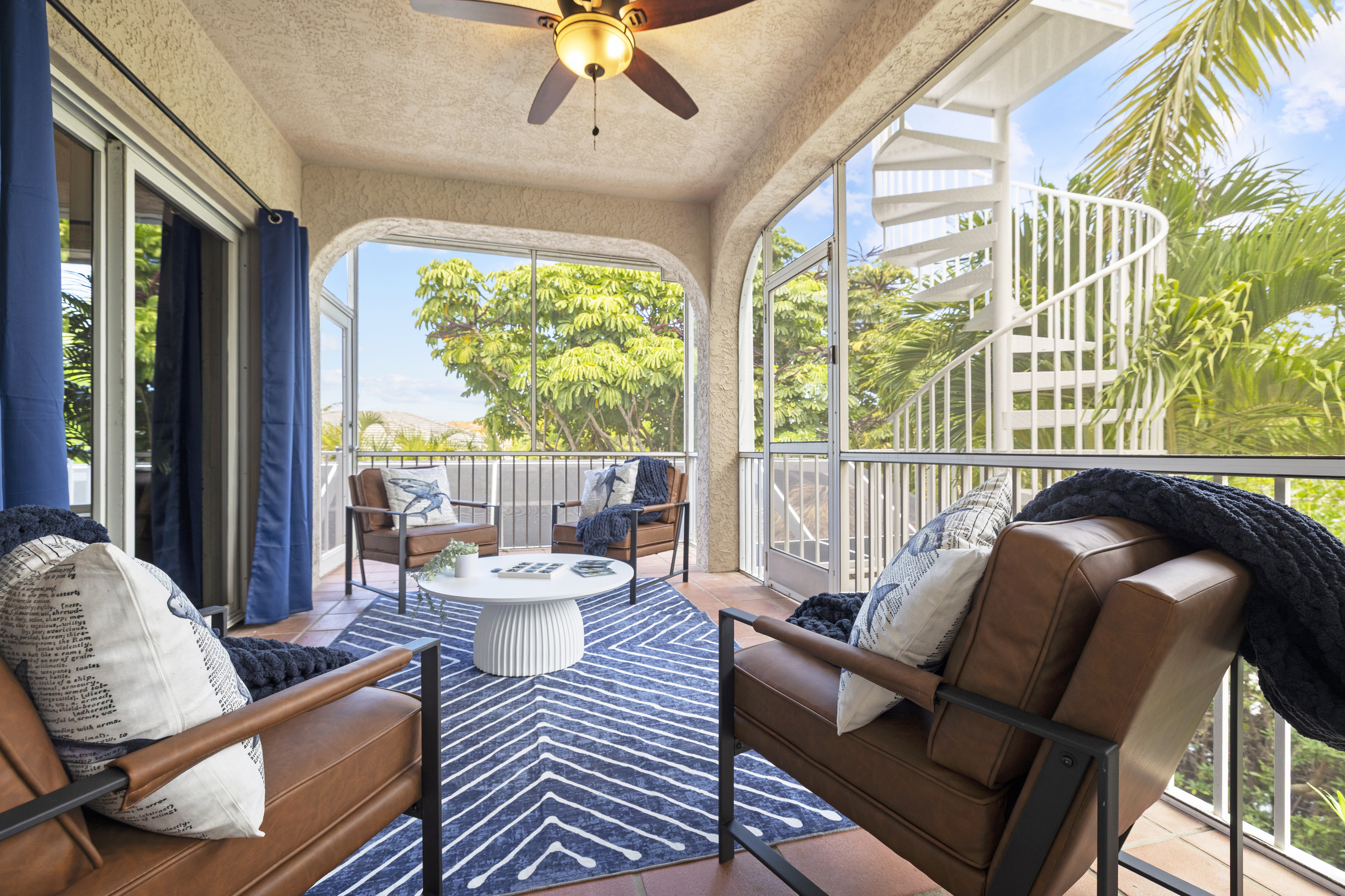 There is even an elevated meshed in lounging room, perfect to get away and enjoy a book.