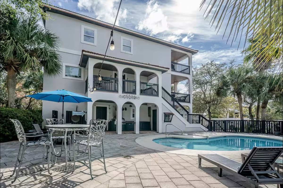 Lots of space for family & friends around the pool area