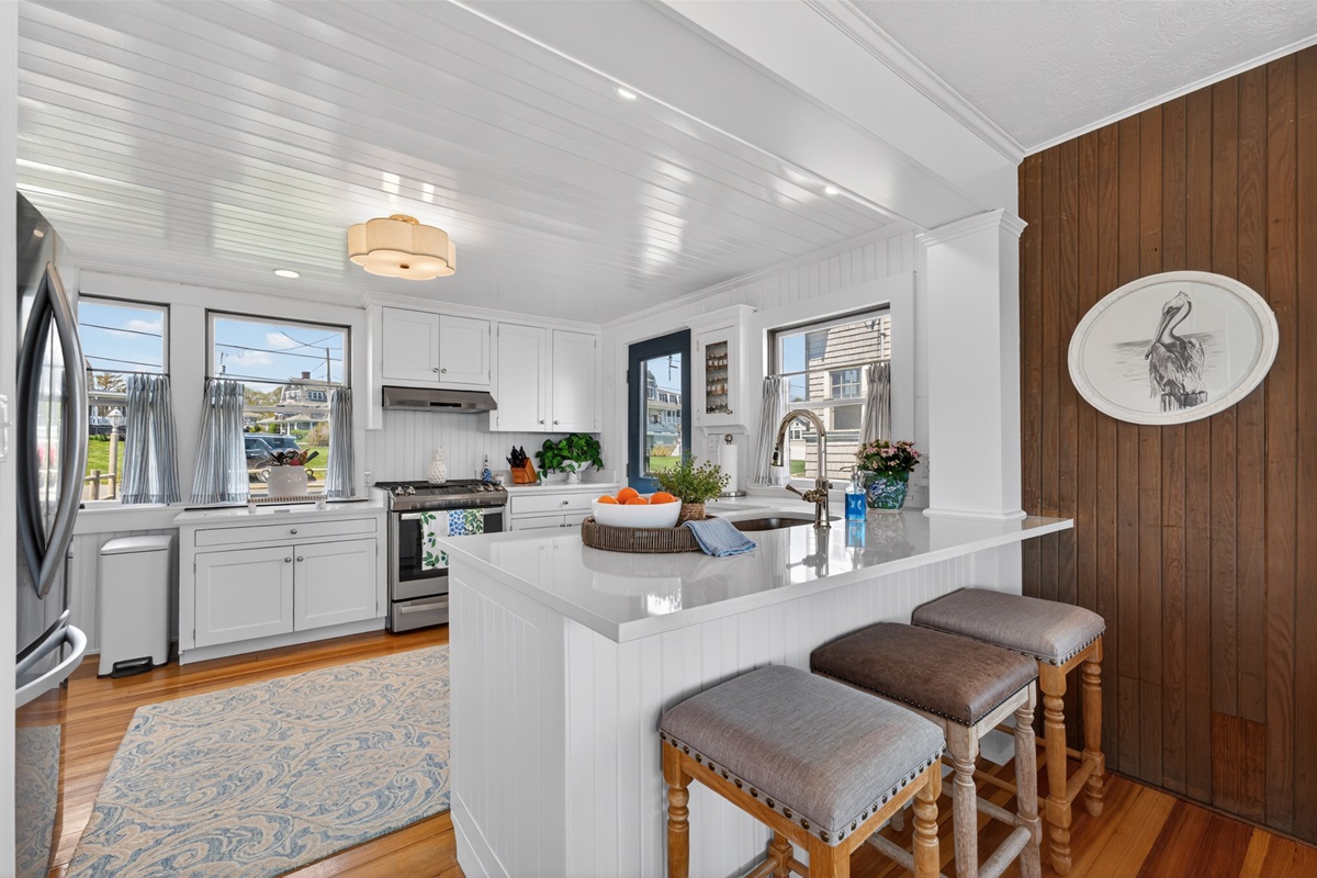 Enjoy a fully equipped kitchen with plenty of natural light, perfect for easy breakfasts before the beach or relaxed dinners after a day by the ocean. 🍳🌊