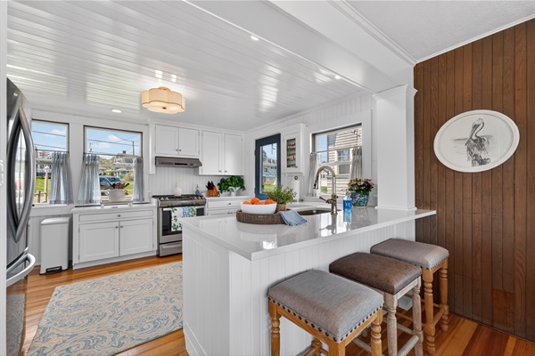 Enjoy a fully equipped kitchen with plenty of natural light, perfect for easy breakfasts before the beach or relaxed dinners after a day by the ocean. 🍳🌊