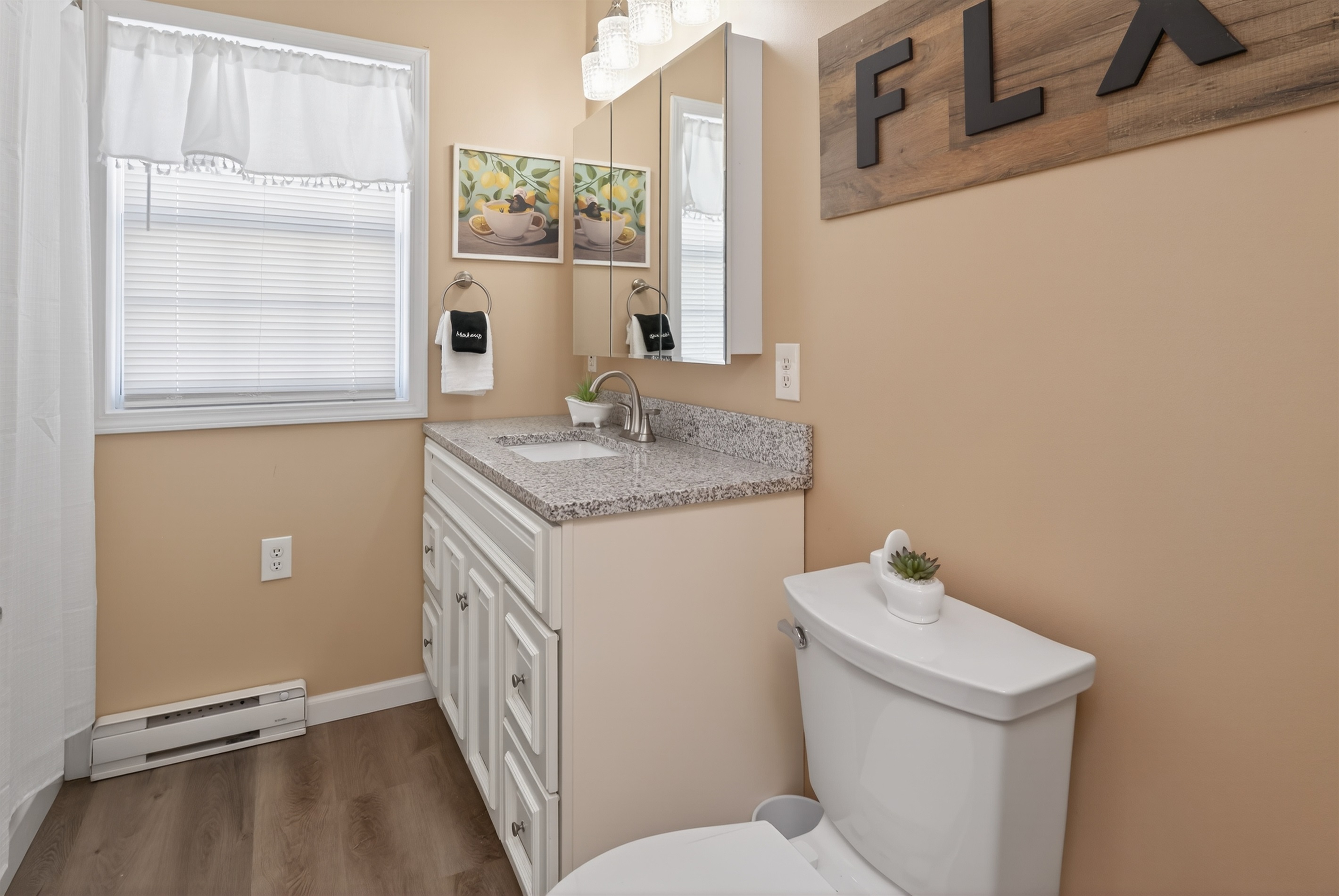 Main House full bathroom with jetted tub