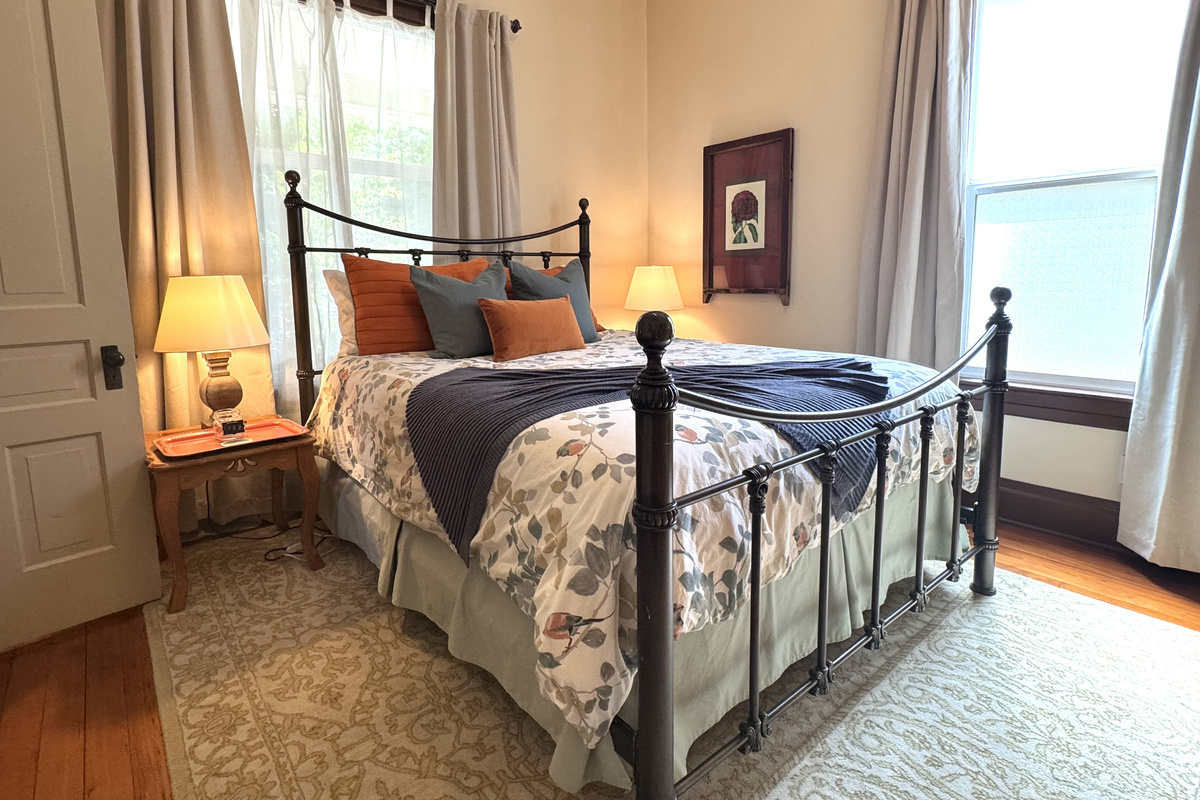 Main Floor, Queen Bed