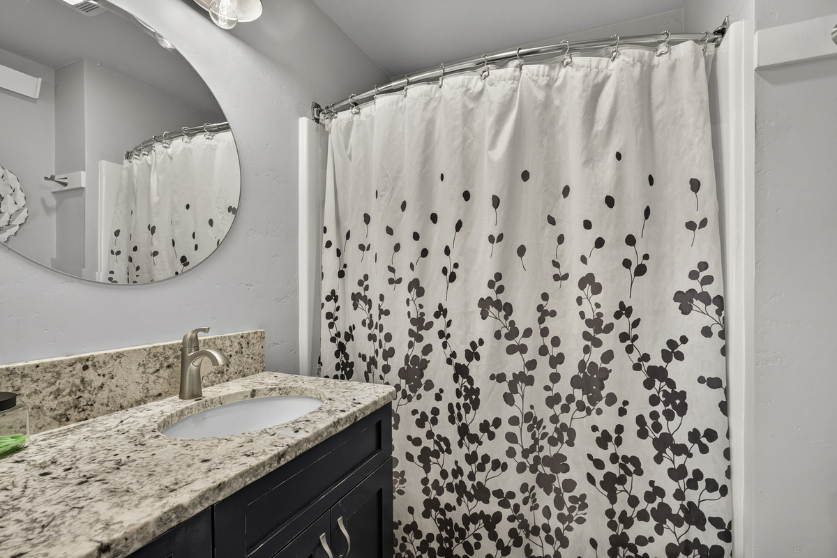 Full master bathroom upstairs.