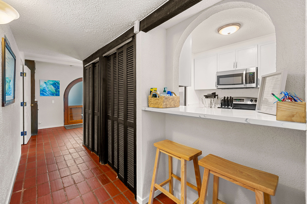 Pull up a seat for morning coffee or a casual bite before your island adventures.
