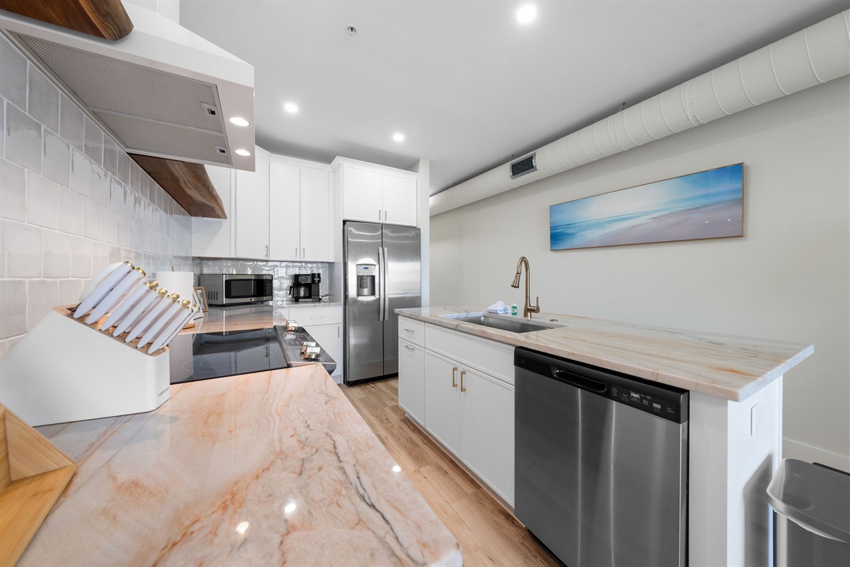 Beautiful kitchen, well-stocked