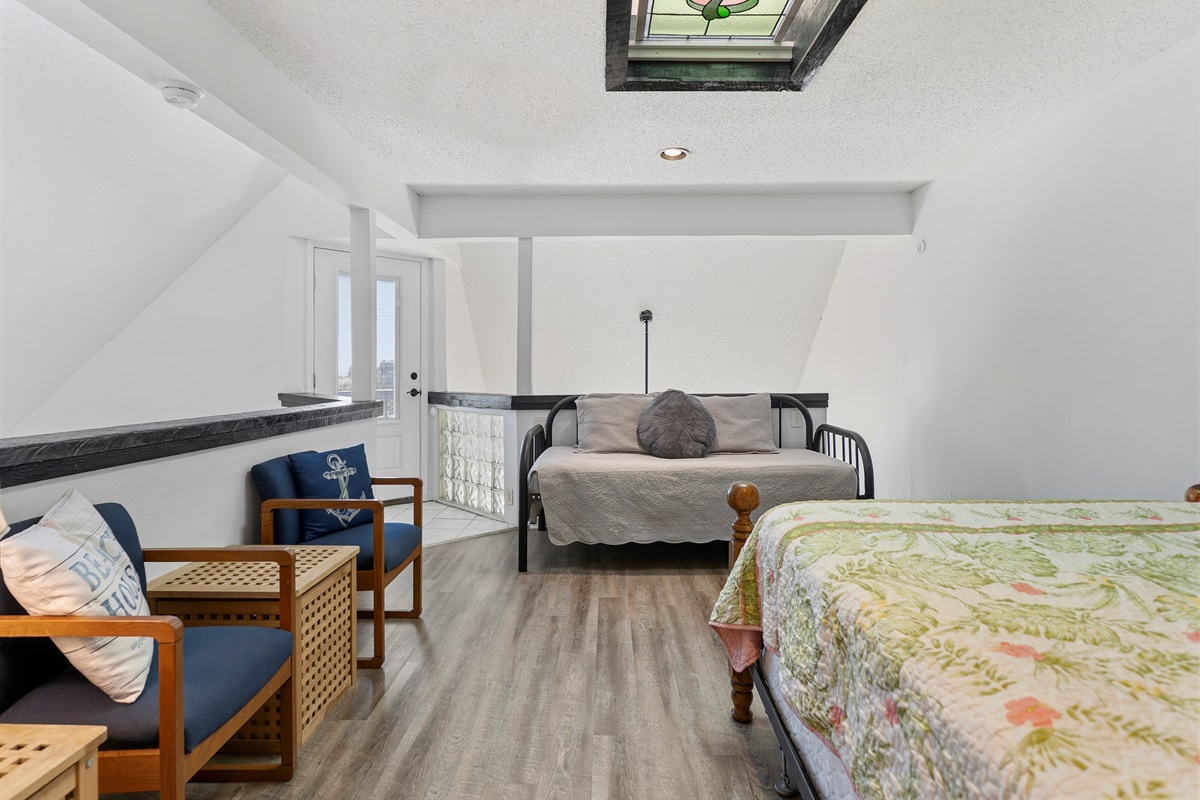 King and twin bed in loft