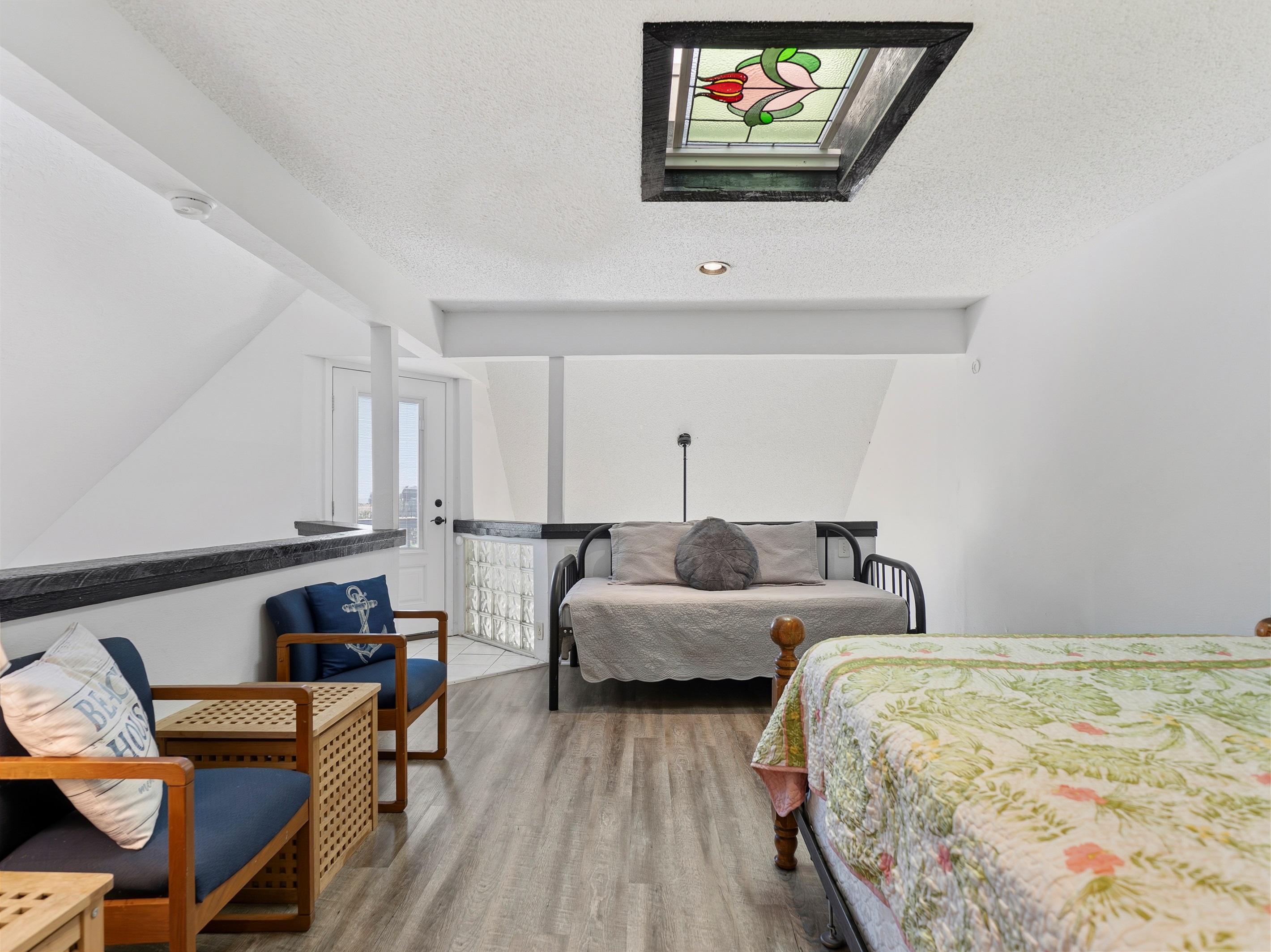 King and twin bed in loft