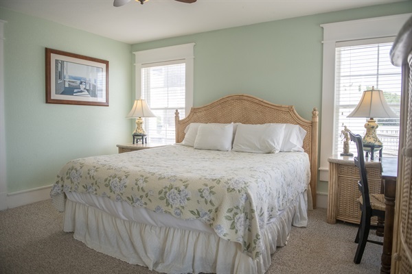 Mark Twain-Bedroom 9. King Master bedroom ensuite oceanfront - 1st floor