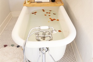 Bathe in Luxury: Our Opulent Bathtub Offers the Ultimate Soothing Escape. 🛁💎✨ #BathingInStyle