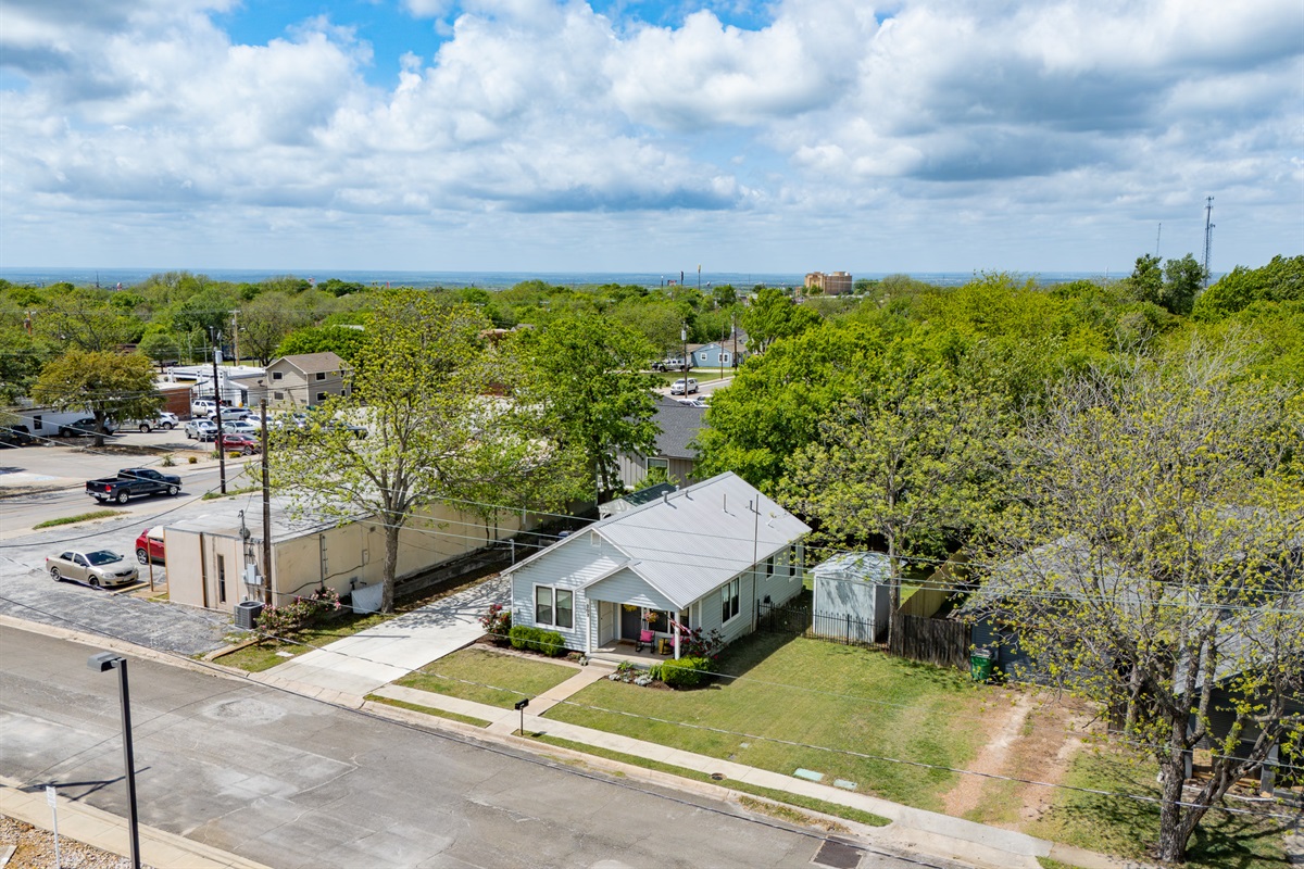 1 block from the Historic Decatur Sqaure