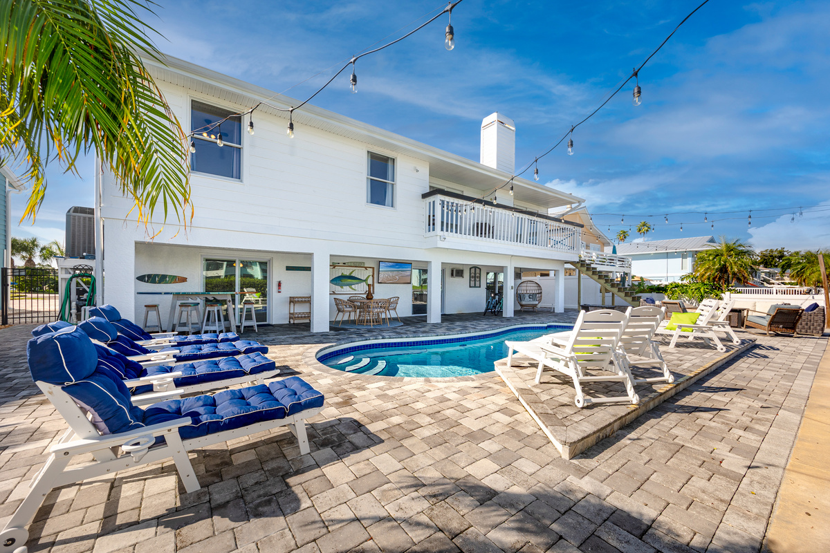 Ample Seating to Soak up the Sun