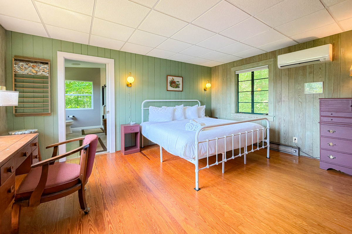 master bedroom with en-suite bathroom
