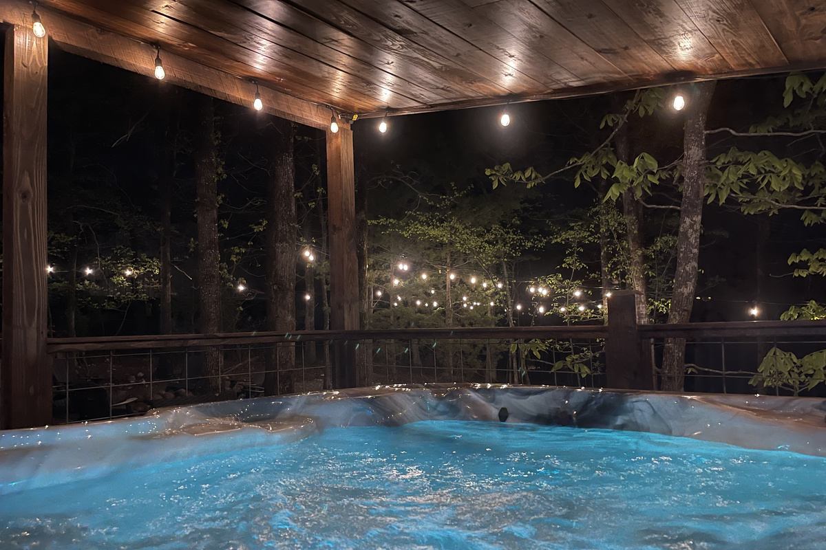 The very romantic Vanilla Bean Cabin hot tub under the stars!