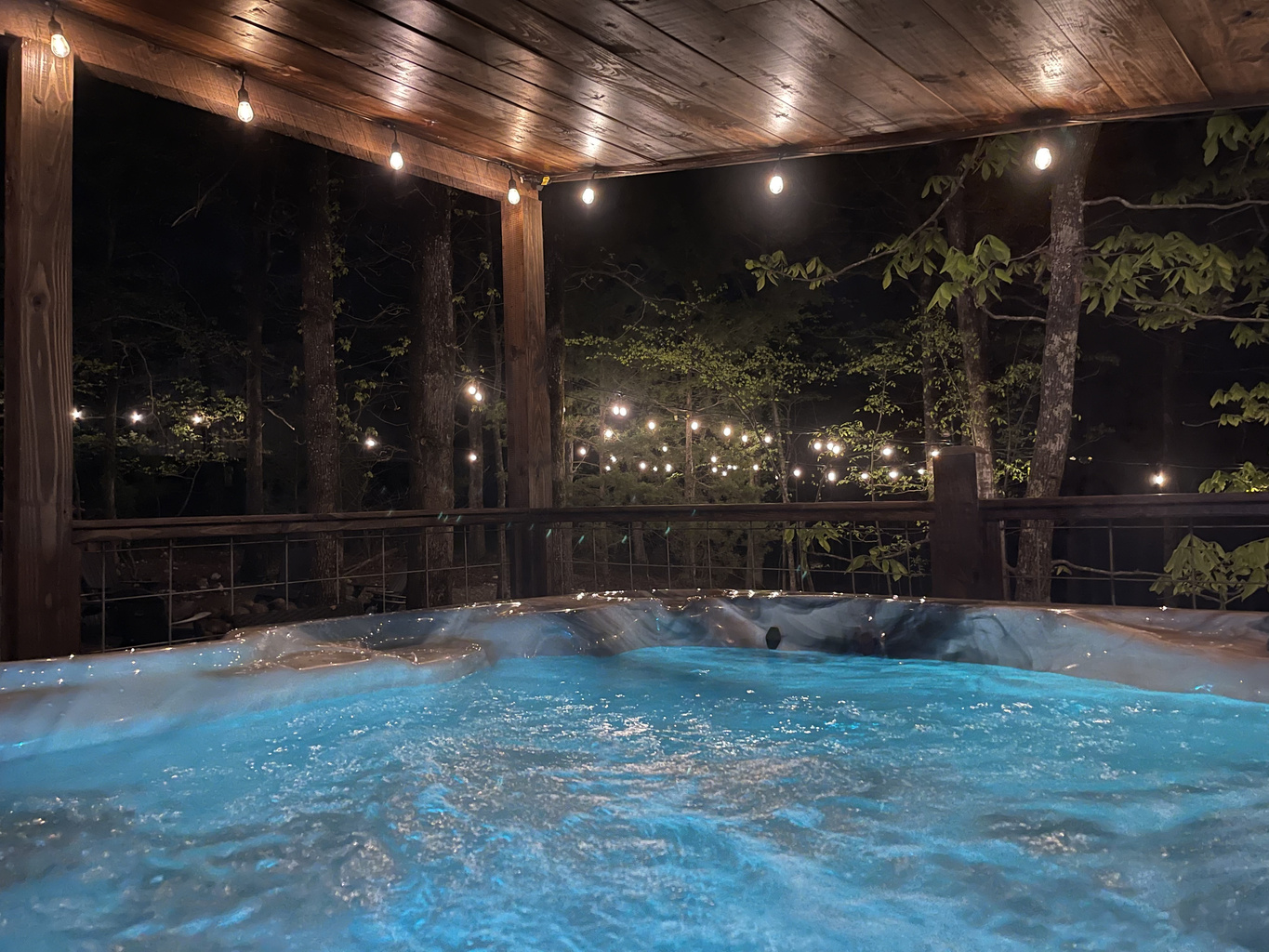 The very romantic Vanilla Bean Cabin hot tub under the stars!