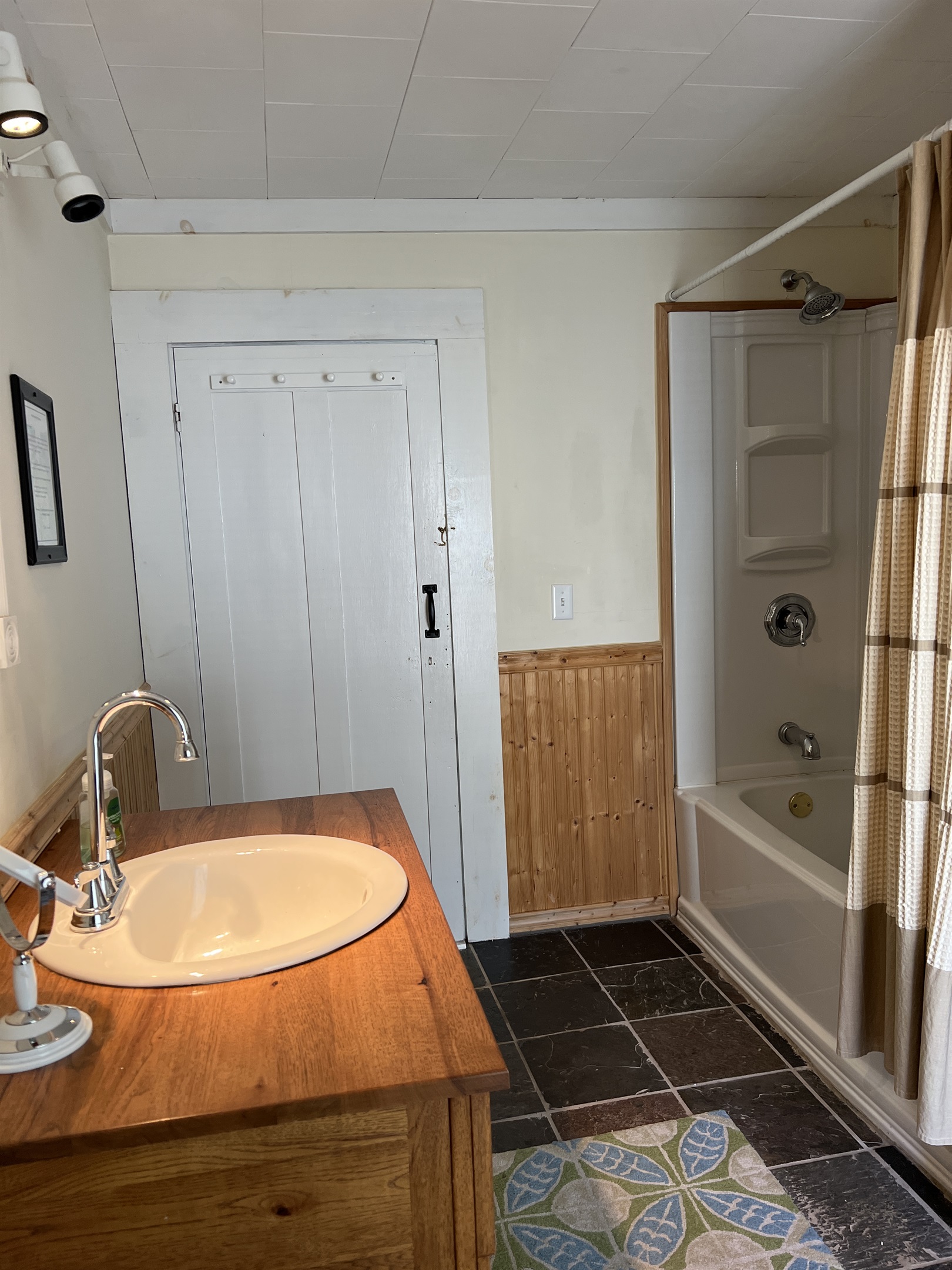 2nd Floor full bathroom w/ shower tub combo
