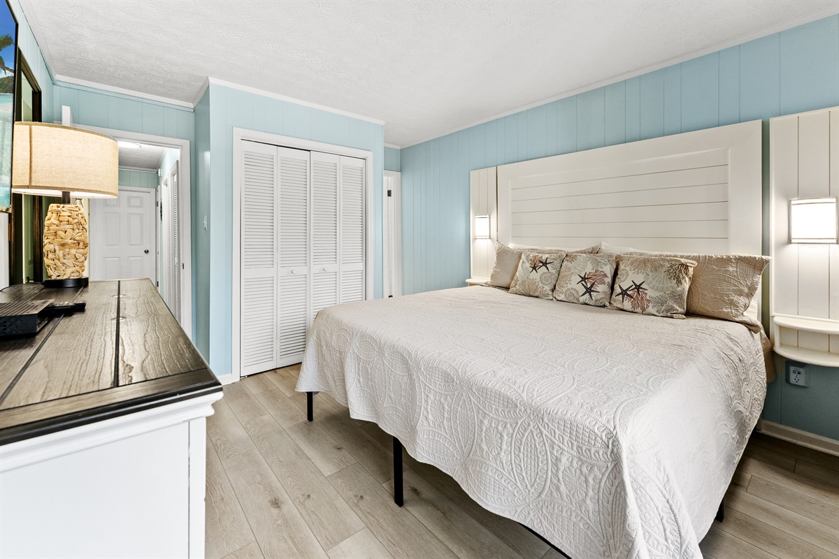 Large Main Bedroom with king bed and ensuite