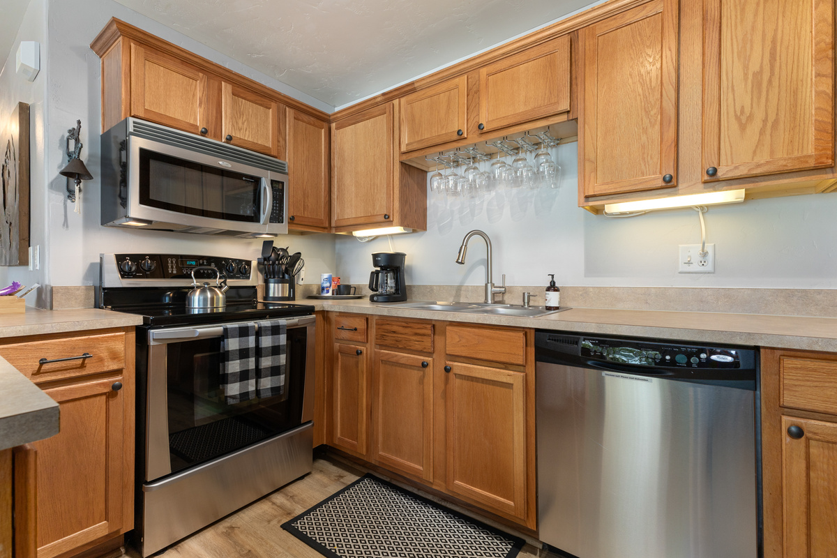 Kitchen | Electric Stove | Microwave | Dishwasher