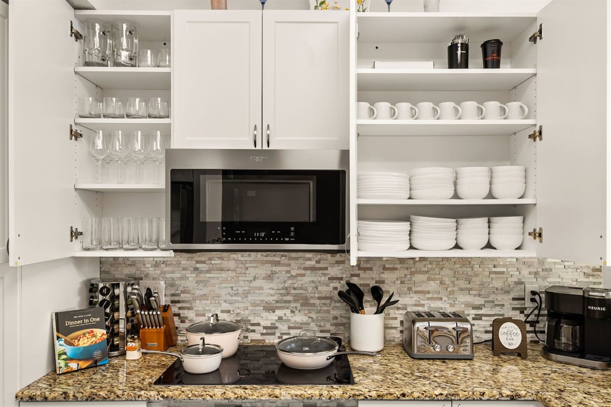 ️ Fully stocked kitchen with cookware, glassware, and dinnerware for 14—perfect for families, teams, or corporate groups who love to cook, entertain, or enjoy a morning coffee before hitting the city. Just bring the groceries!