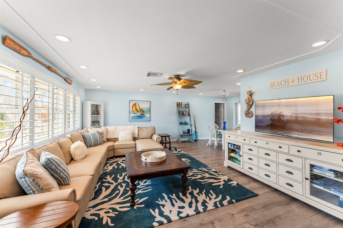 Welcoming entrance - view of the living room from the front door
