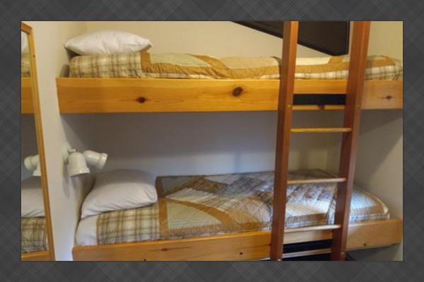 Bedroom: Twin bunkbeds.