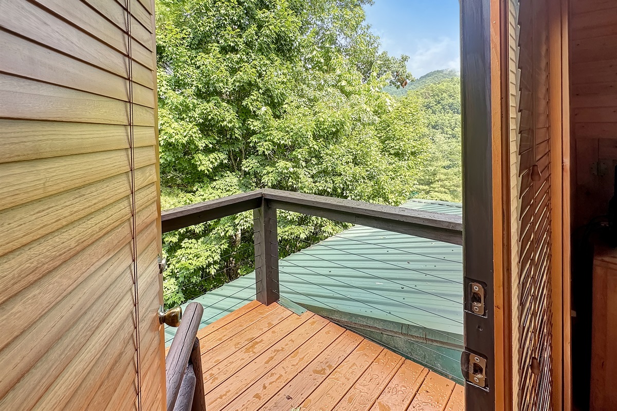 Balcony View: Step out to fresh mountain air and stunning treetop vistas! Embrace nature's beauty!