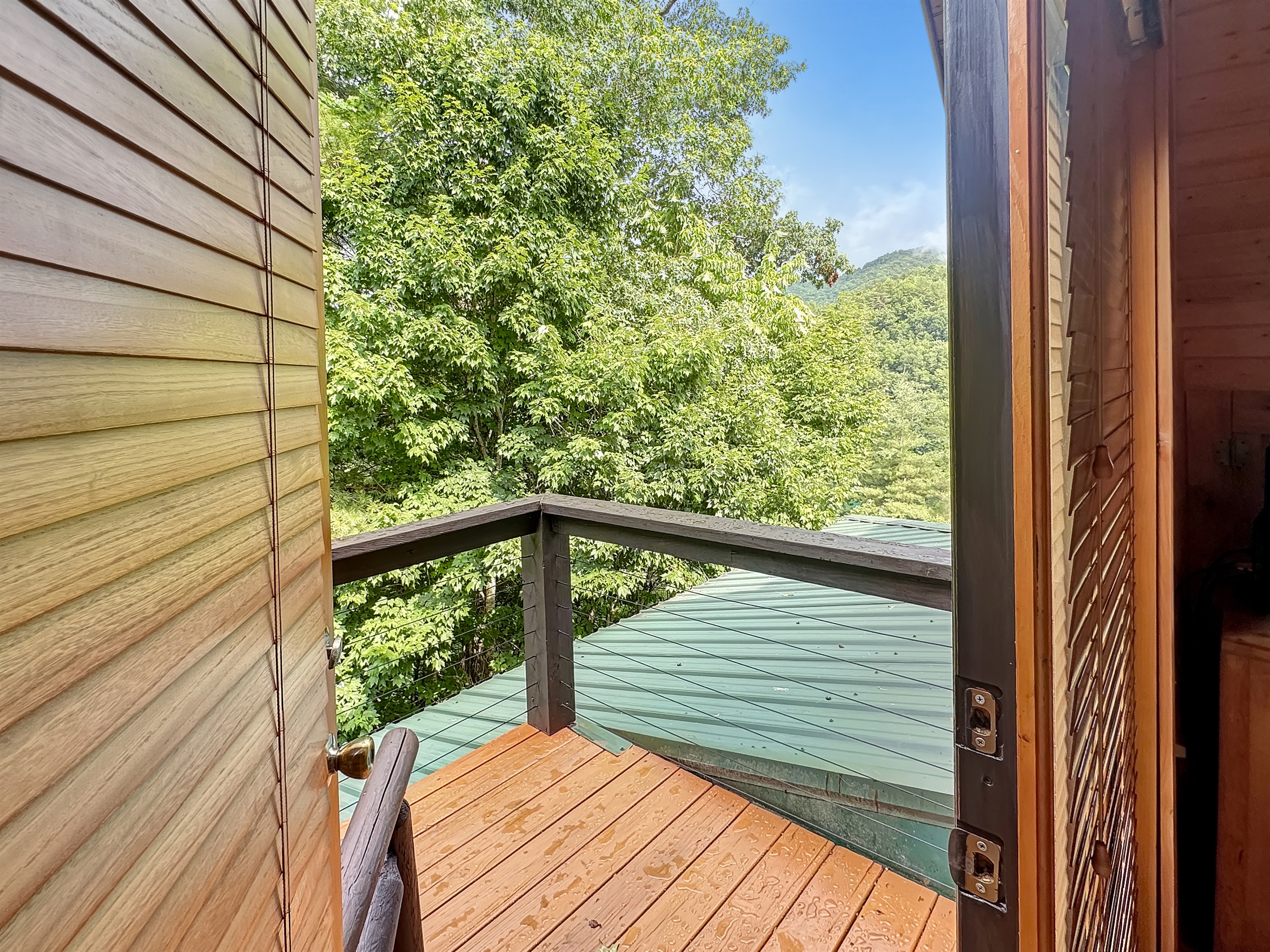 Balcony View: Step out to fresh mountain air and stunning treetop vistas! Embrace nature's beauty!