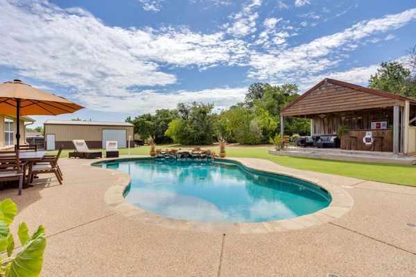 Pool + Outdoor Kitchen · 4BR · 2 Mi to Tarleton