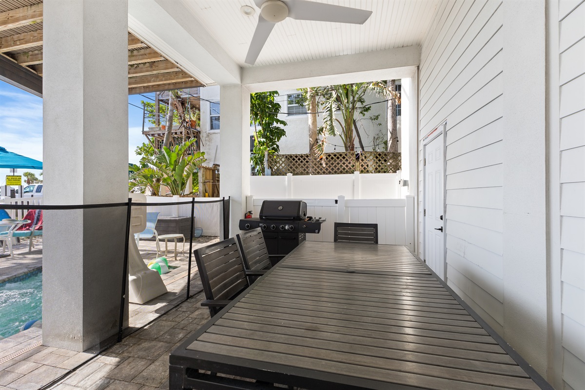Patio area w Grill