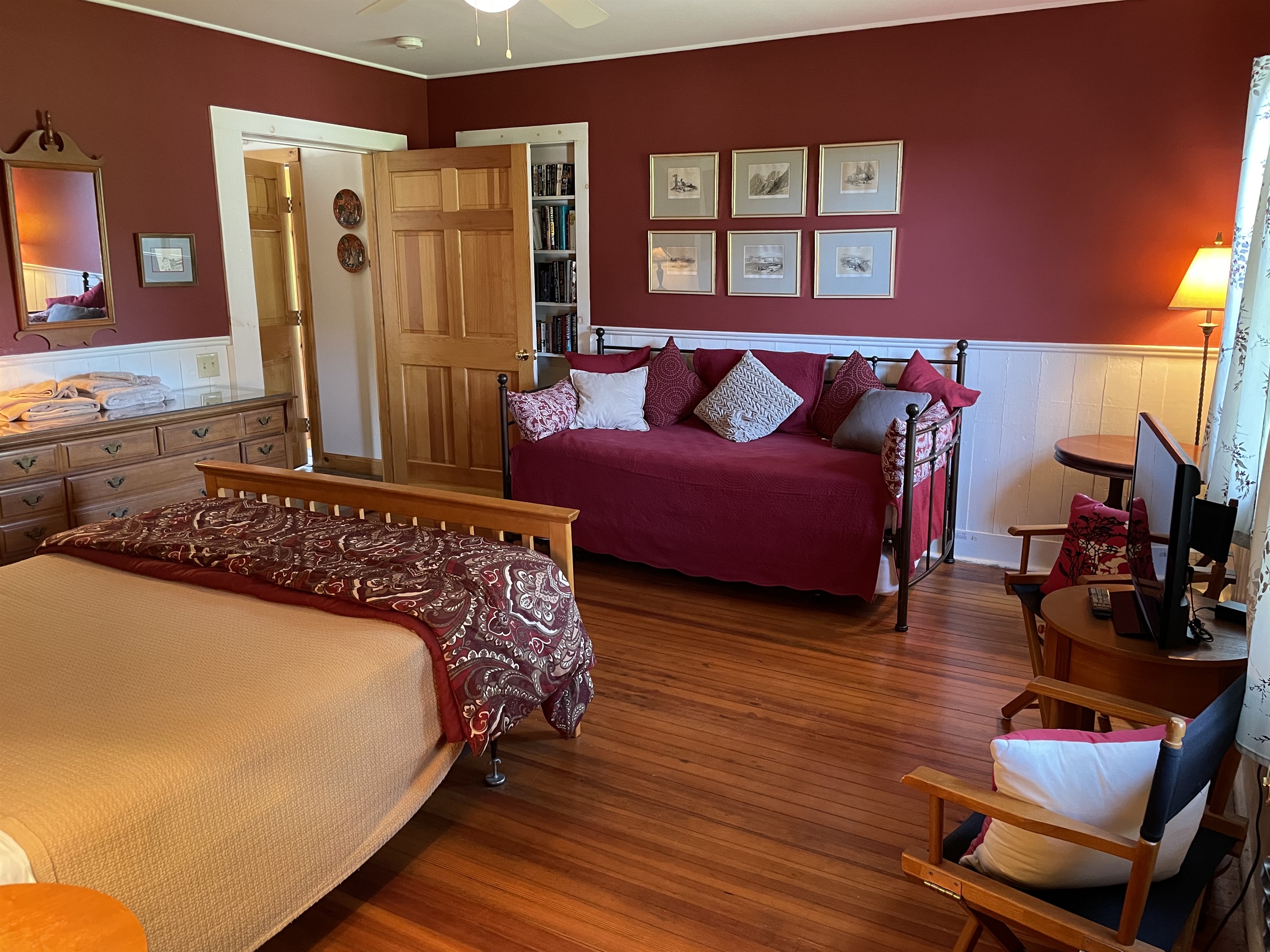 1st floor Queen #1 + Daybed with ensuite bath