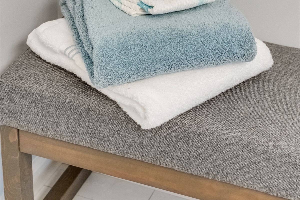 Bathroom Essentials: Fresh towels await you; indulge in a pampering experience during your stay!