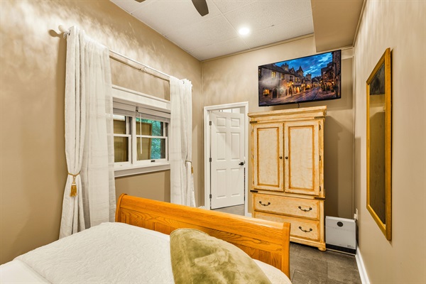 BR7: Lower level queen bedroom
