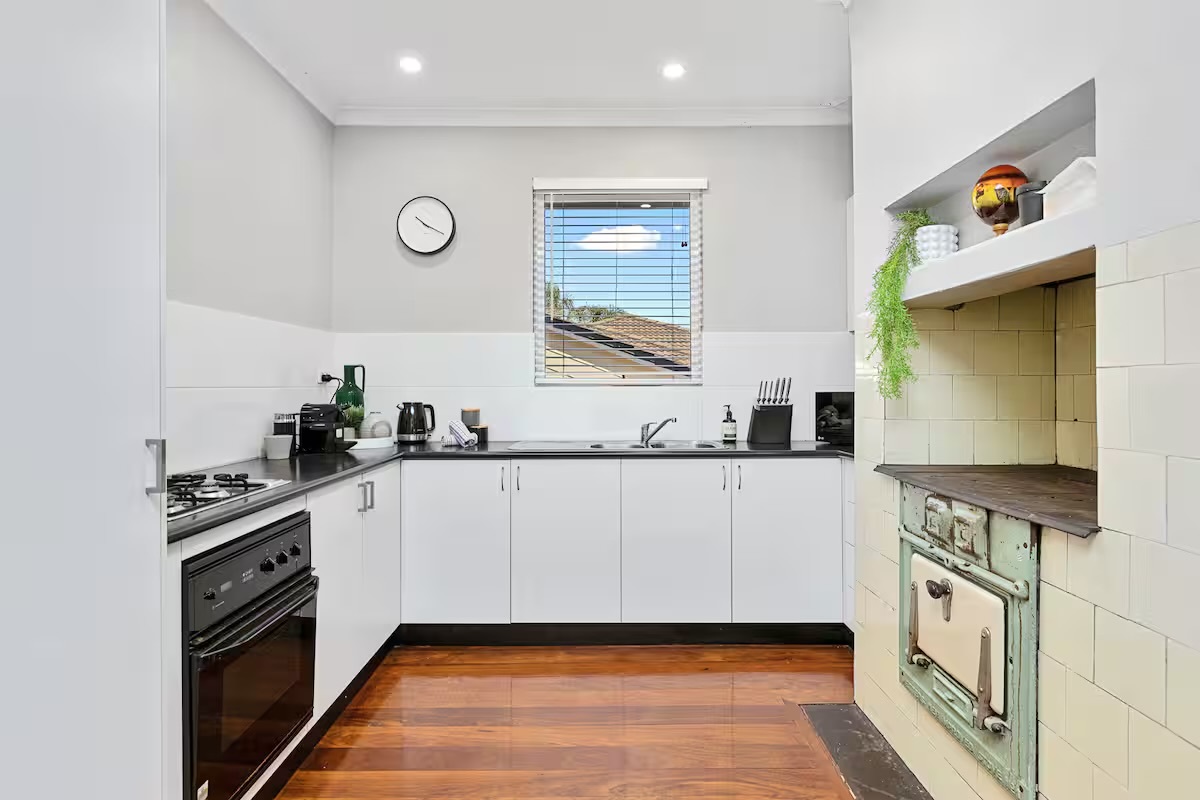 Sasha’s Cottage on the Hill brings East Victoria Park convenience into a practical Perth stay, with a well-equipped kitchen ready for easy meals between local outings.
