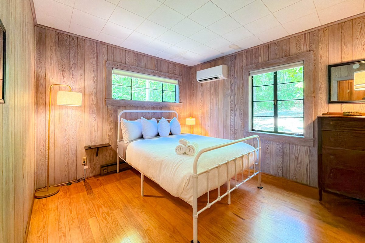 the guest bedroom features a queen sized - cooling gel memory foam bed with high thread count sheets, shredded bamboo pillows, and elegant triple sheeting techniques.