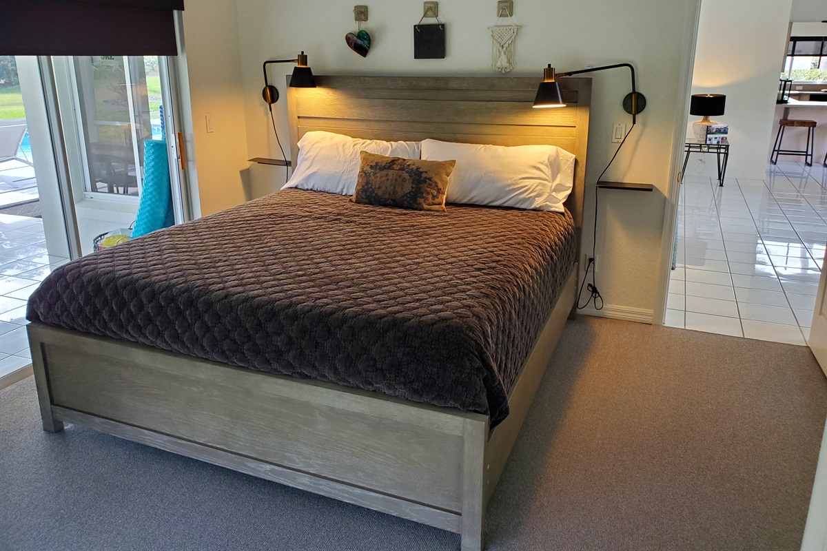 King master bedroom with lanai access