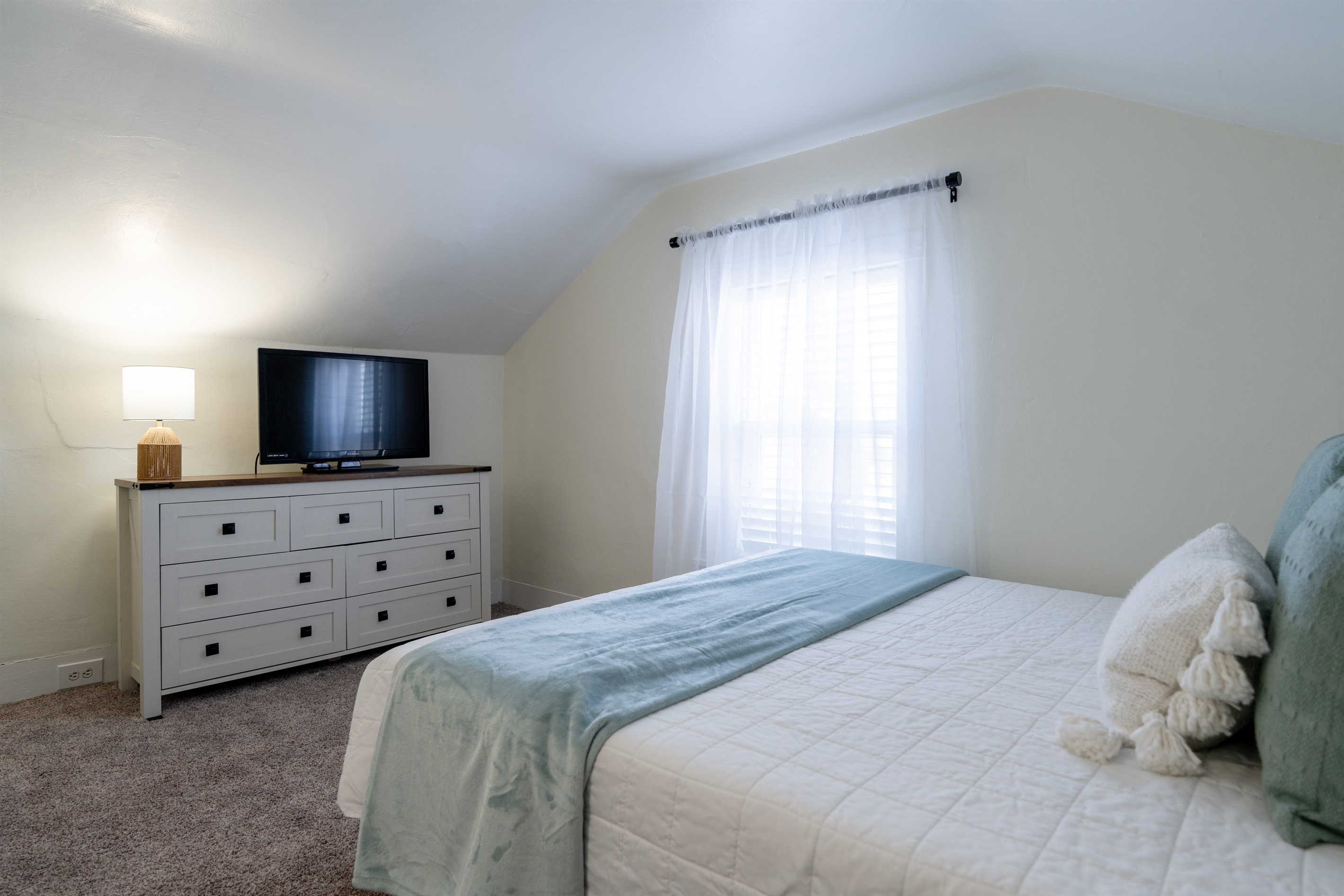 Master Bedroom #2: Cute upstairs bedroom with comfortable queen mattress