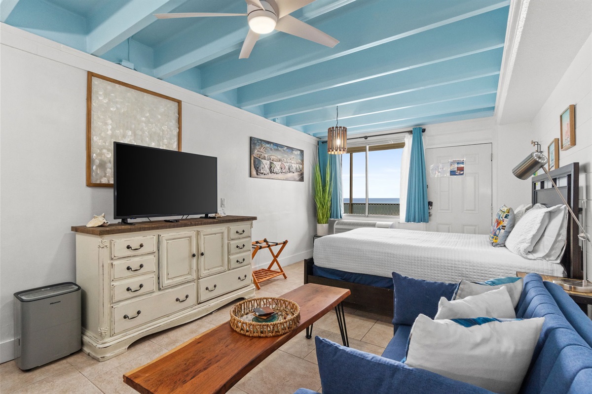 Queen Bed, Queen Sleeper Sofa, Flat Screen TV, and Beach Views