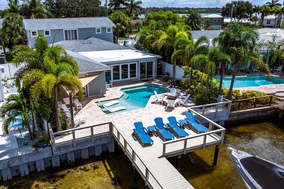 Nestled between the Intracoastal and Cove Waterways