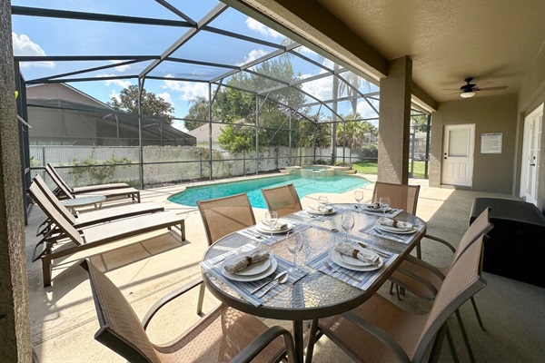 Covered Outdoor Dining Area on the lanai
