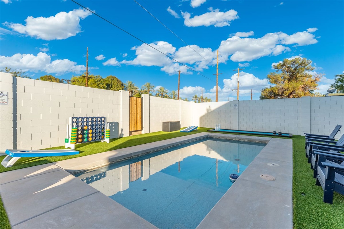 Backyard fun by the pool – Enjoy oversized Connect Four, cornhole, and plenty of space to lounge in the sun.