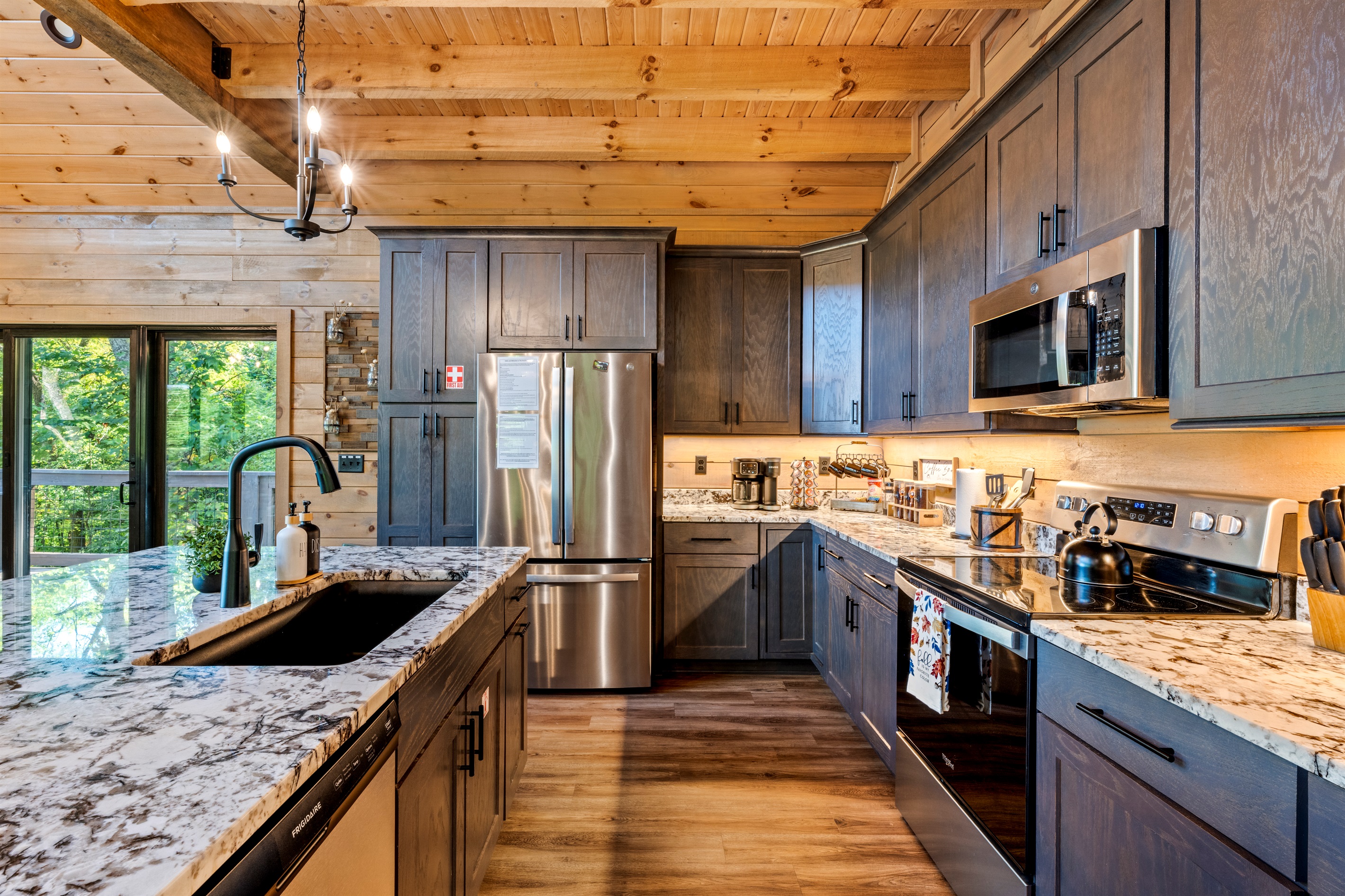👨‍🍳 Fully stocked and family-tested. From morning coffee to pancake breakfasts and post-hike snacks—this kitchen is ready for you.