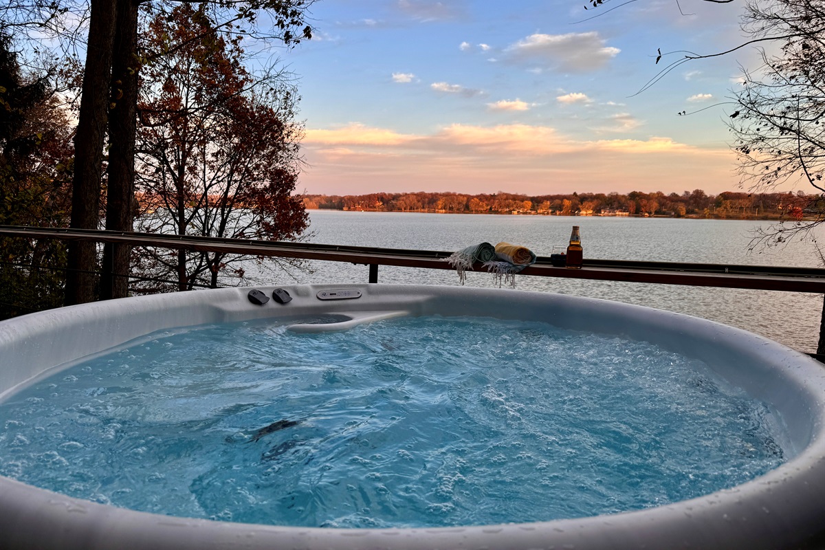 Relax in the elevated hot tub with gorgeous lake views!