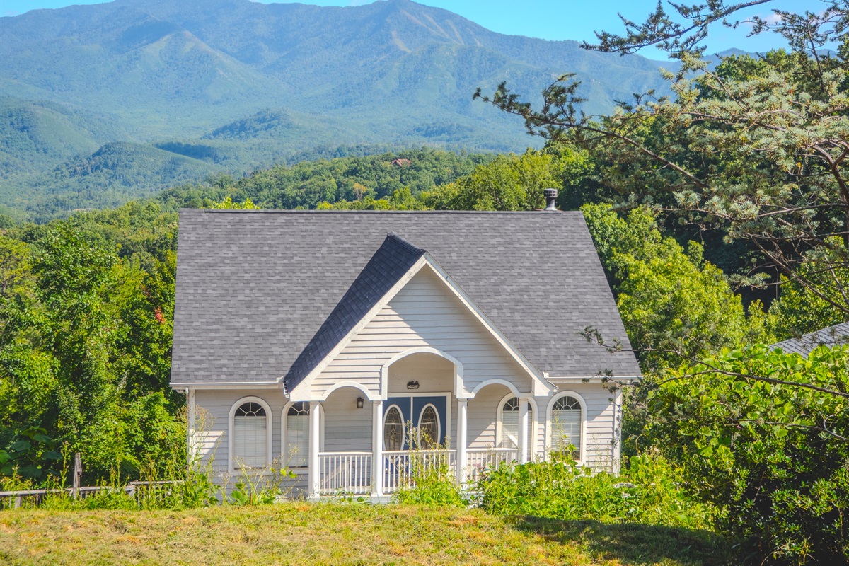 Mountainview Majesty and its beautiful backdrop of Mt Leconte in Great Smoky Mountains National Park and the Gatlinburg vista with downtown just under 3 miles away!