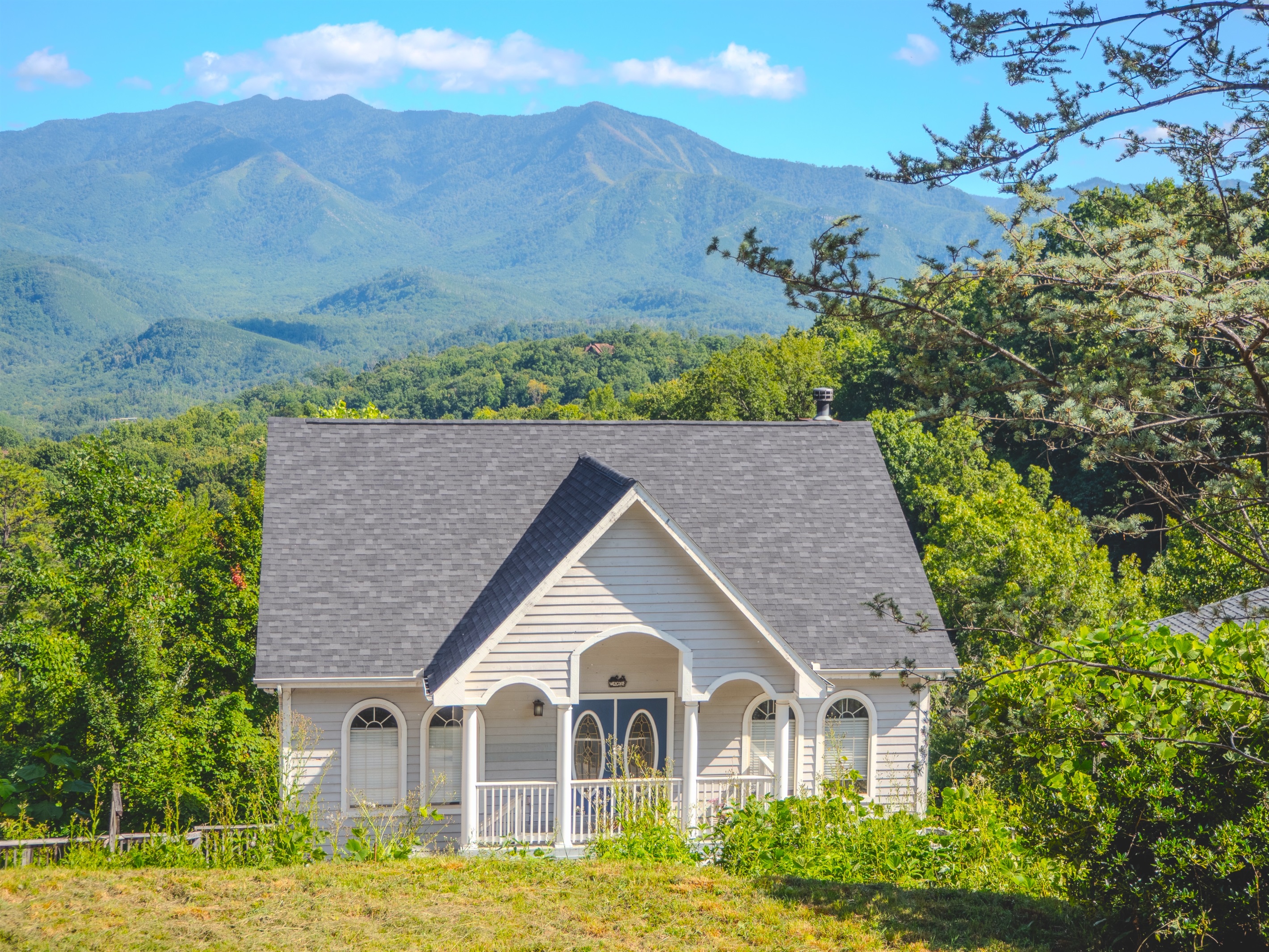 Mountainview Majesty and its beautiful backdrop of Mt Leconte in Great Smoky Mountains National Park and the Gatlinburg vista with downtown just under 3 miles away!
