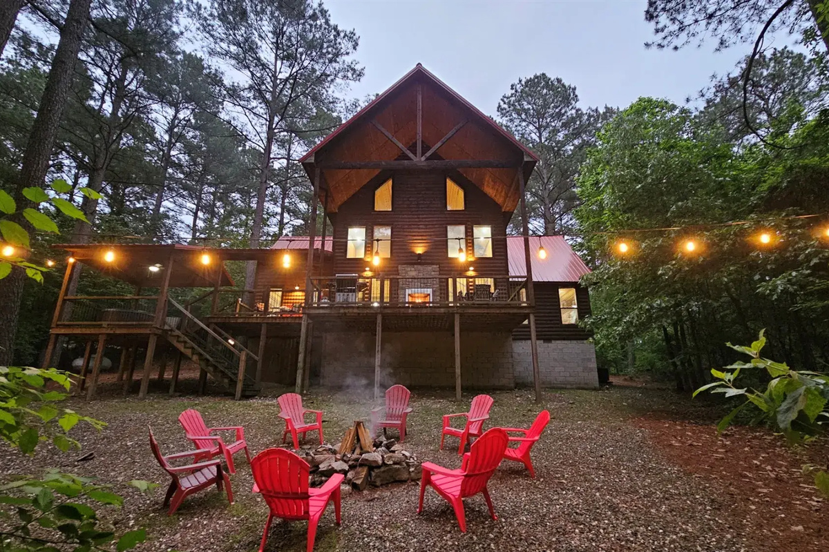 Charming Lodge: Nestled among pines, enjoy stunning sunsets from the spacious porch!