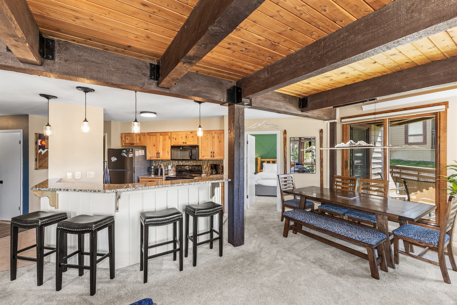 Kitchen with Breakfast Bar for 4